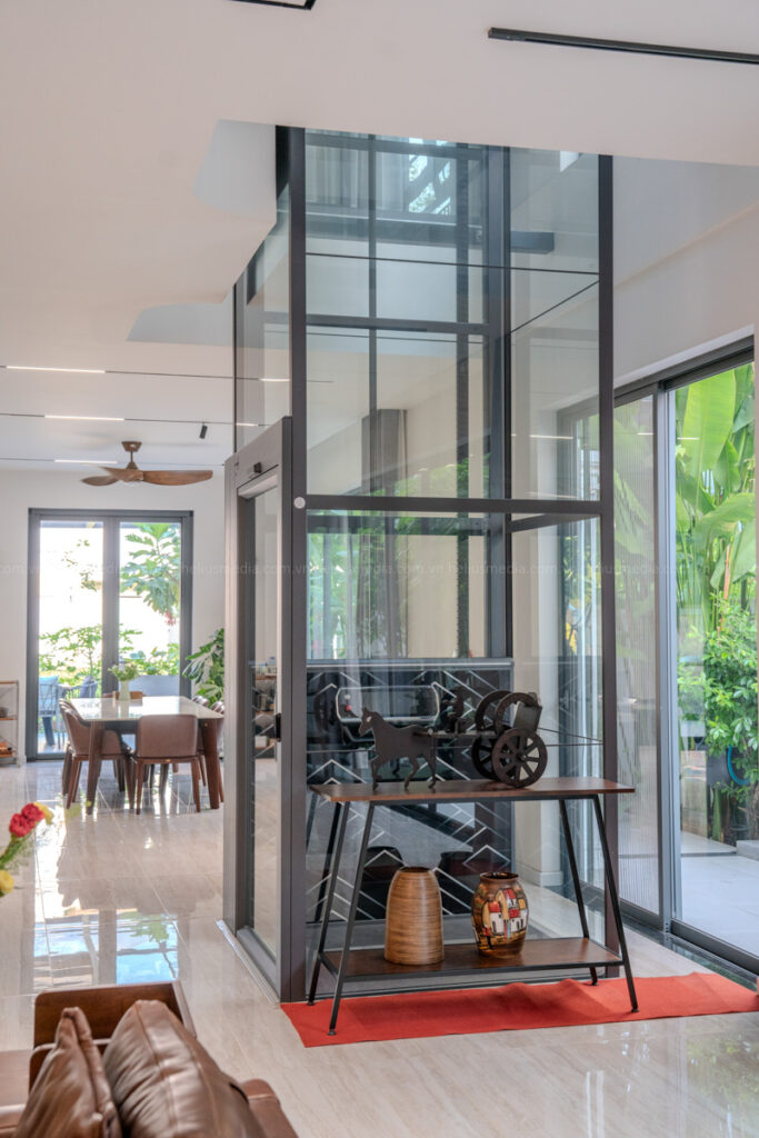 Chụp ảnh sản phẩm thang máy kính cao cấp